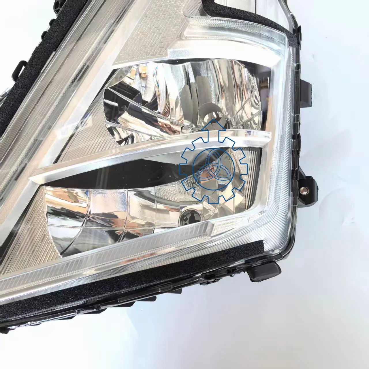 للمصباح الأمامي لشاحنة فولفو FMX، الجانب الأيسر، محرك اليد اليسرى، كهربائي، بدون مصدر ضوء OE: 23752821 23752823