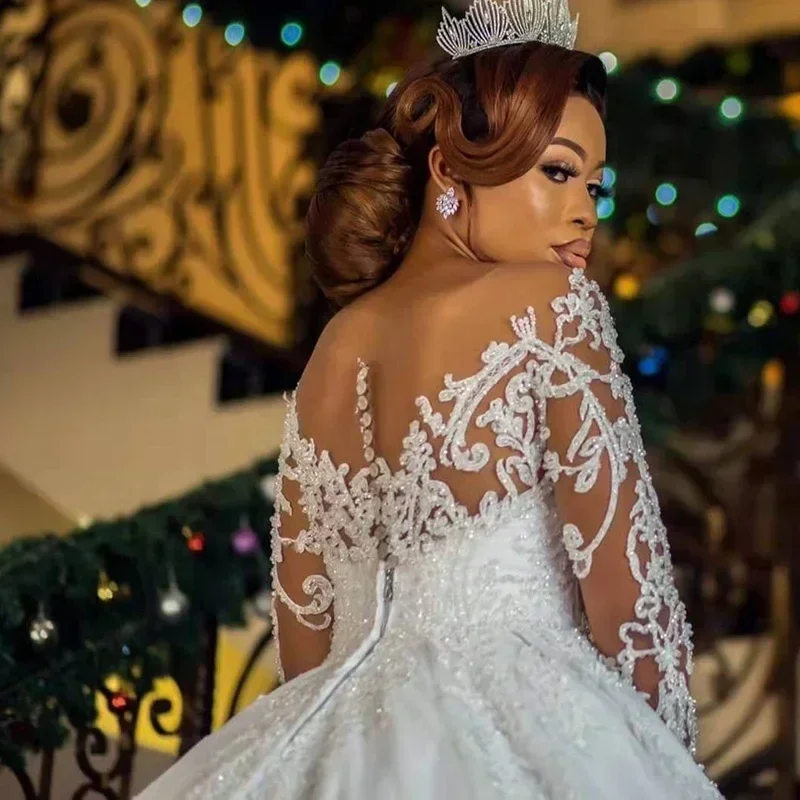 تخصيص طويلة الأكمام الدانتيل يزين فساتين الزفاف قطار مصلى الوهم المغطاة أزرار أثواب الزفاف الرسمية