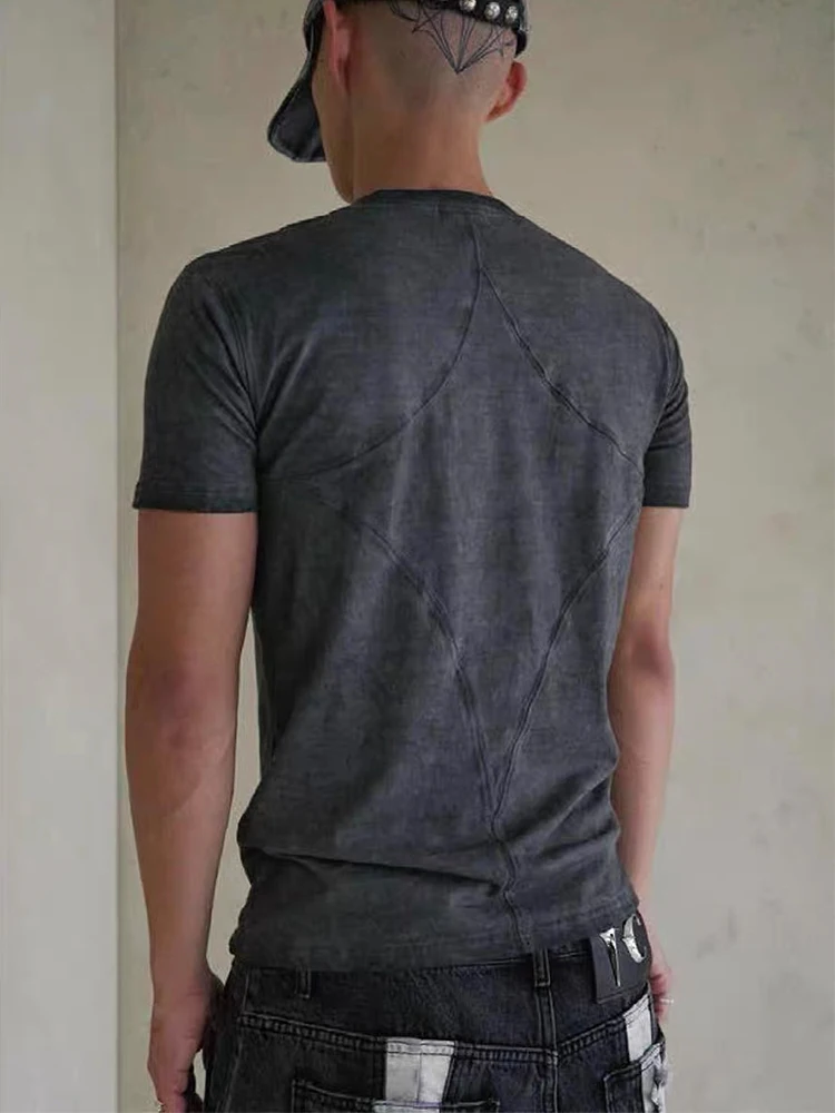 

Серебристая футболка с декоративным узором, приталенного кроя, с коротким рукавом, базовая, молодежная, модная, хлопковая, с круглым вырезом, с коротким рукавом.