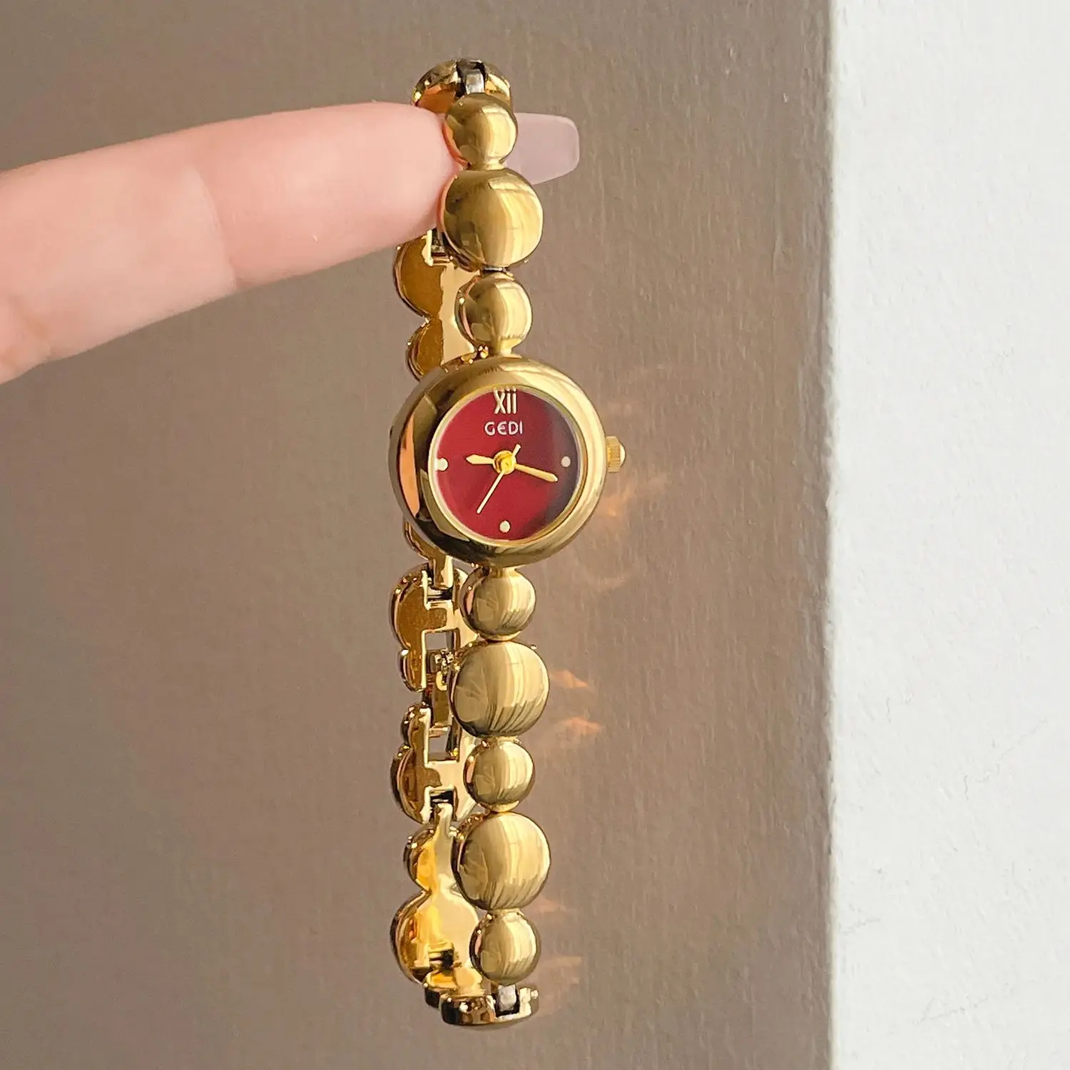 

Роскошные женские часы Encore в стиле красного браслета в стиле ретро с маленьким циферблатом, ремешком из нержавеющей стали, водостойким кварцевым механизмом, подарок