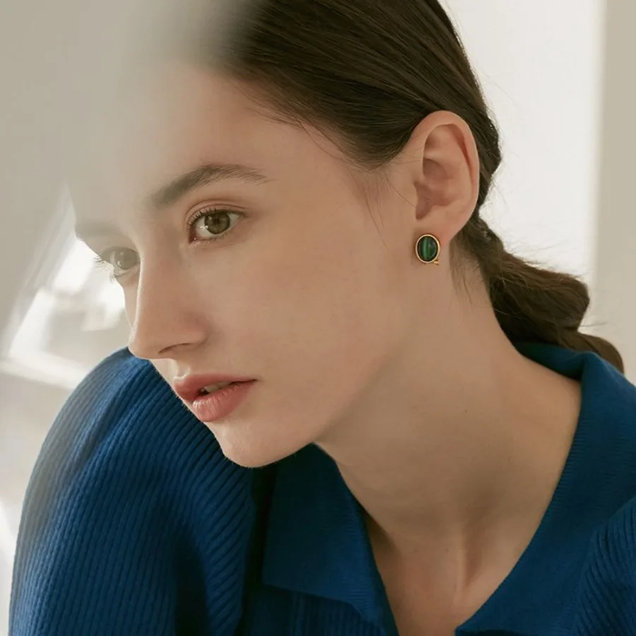 Pendientes franceses simples y compactos para mujer