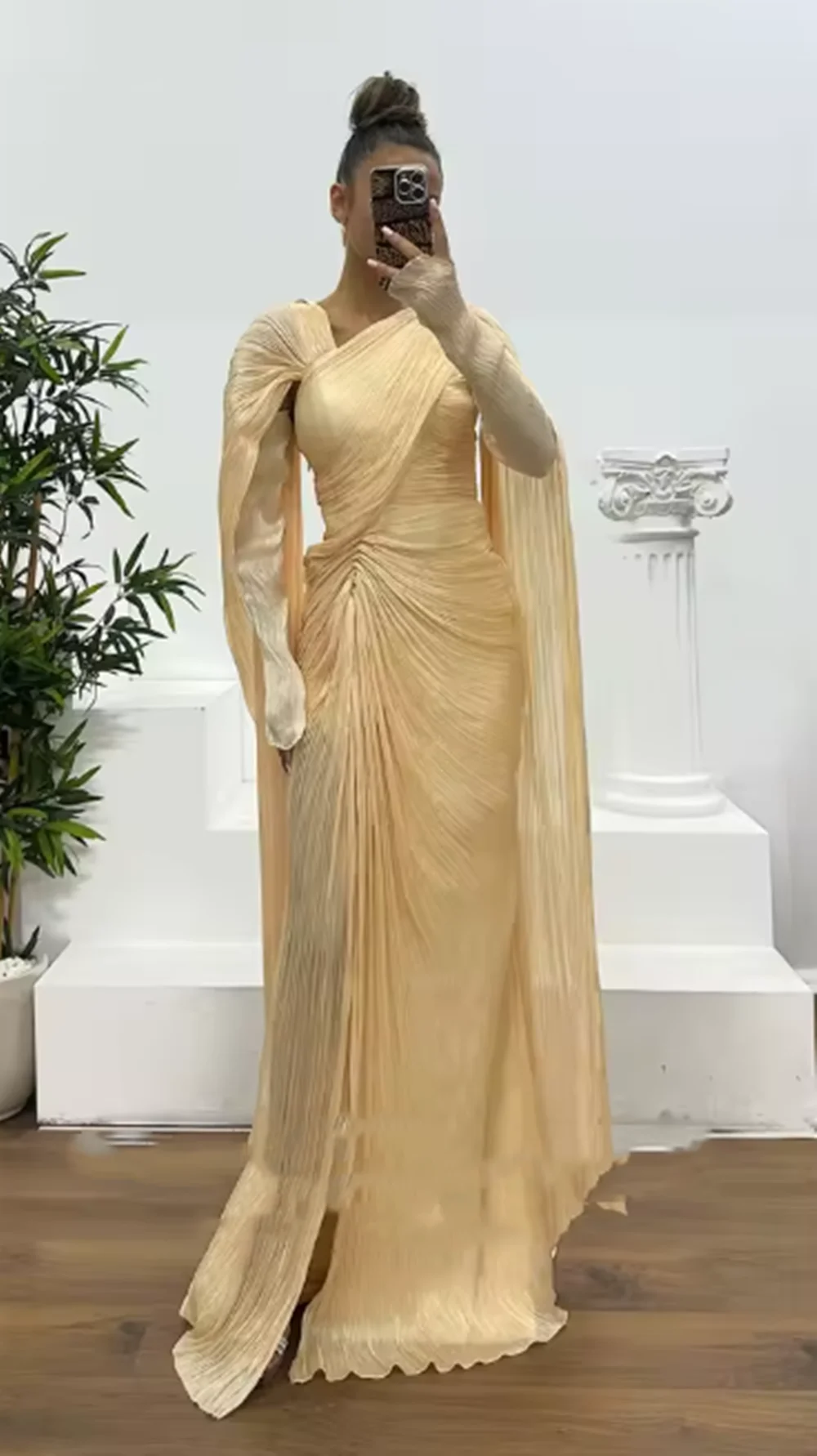Abiti da festa a sirena dorata Scoop Manica lunga Limo laterale Piega Abito da ballo da sera Abiti da ballo lunghi fino al pavimento 2025 Personalizzato