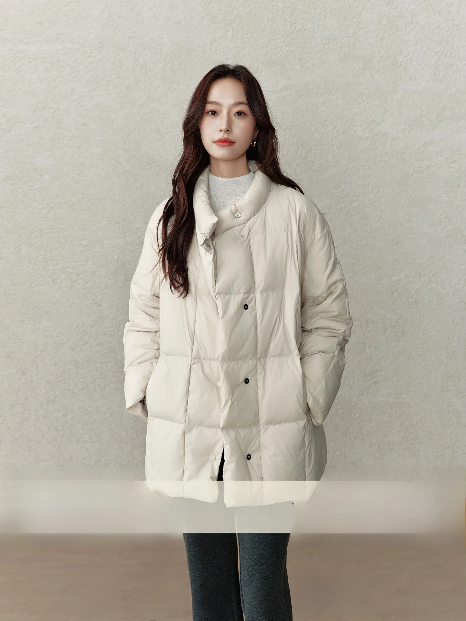 

Утепленная женская куртка-пуховик средней длины с эффектом утяжки талии, воротником-стойкой, белая, для повышения стиля