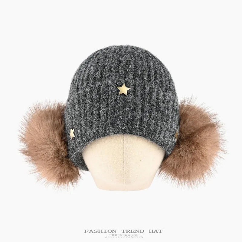 Neue Nischen-Mütze mit Metallstern-Dekoration für Männer und Frauen im Winter, dick und warm, mit Ohrenschutz und Pompon. – Detail 1