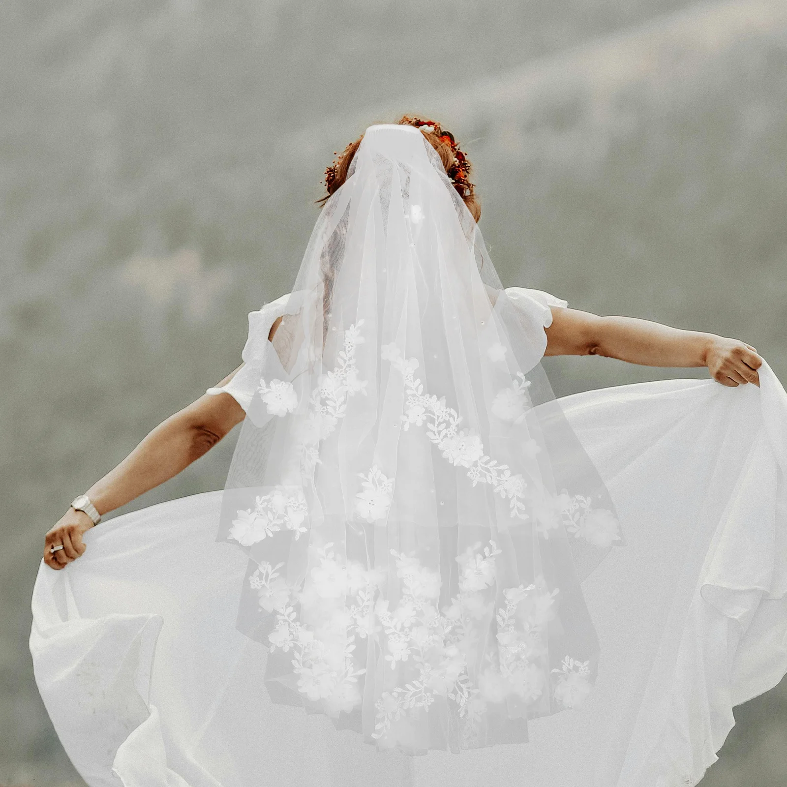 Velo da sposa Doppio strato Fiore di pizzo Perla Trim Tulle Lunghezza cappella Copricapo da sposa Pettine Accessorio per addio al nubilato