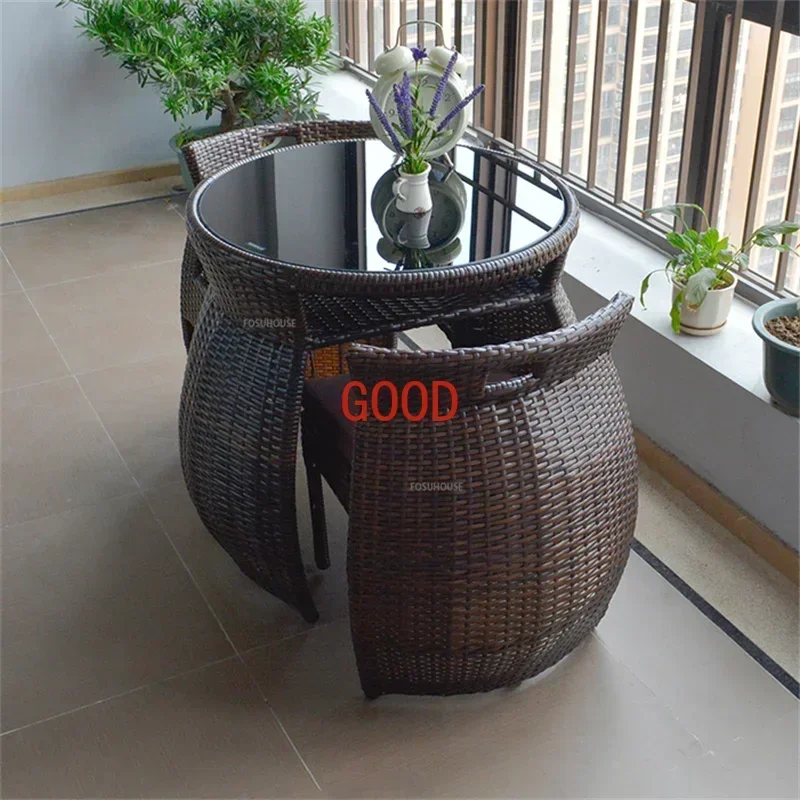 Combinazione moderna di tavolino e sedia da balcone Combinazione di tre pezzi Giardino domestico Patio esterno Sedie in rattan per il tempo libero Mobili in rattan