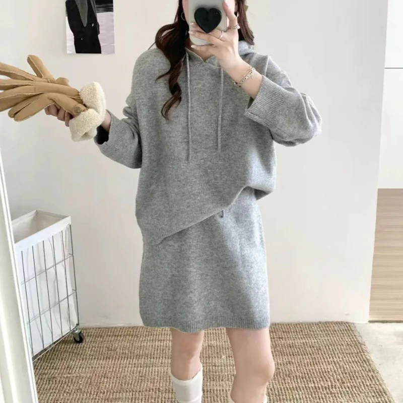 

Комплект в корейском стиле: вязаный свитер оверсайз с капюшоном и мини-юбка, повседневный осенне-зимний комплект из двух предметов
