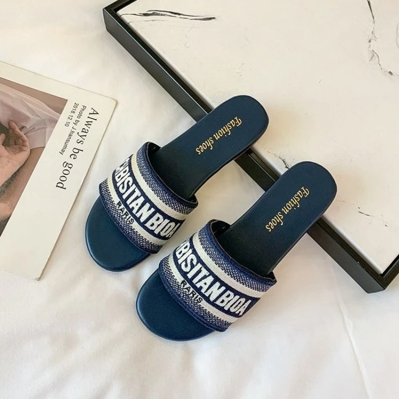 المرأة موضة نعال مسطحة صيف جديد رأس مستدير المفتوحة تو رسالة التطريز لينة سوليد عدم الانزلاق الصنادل النعال النسائية #4