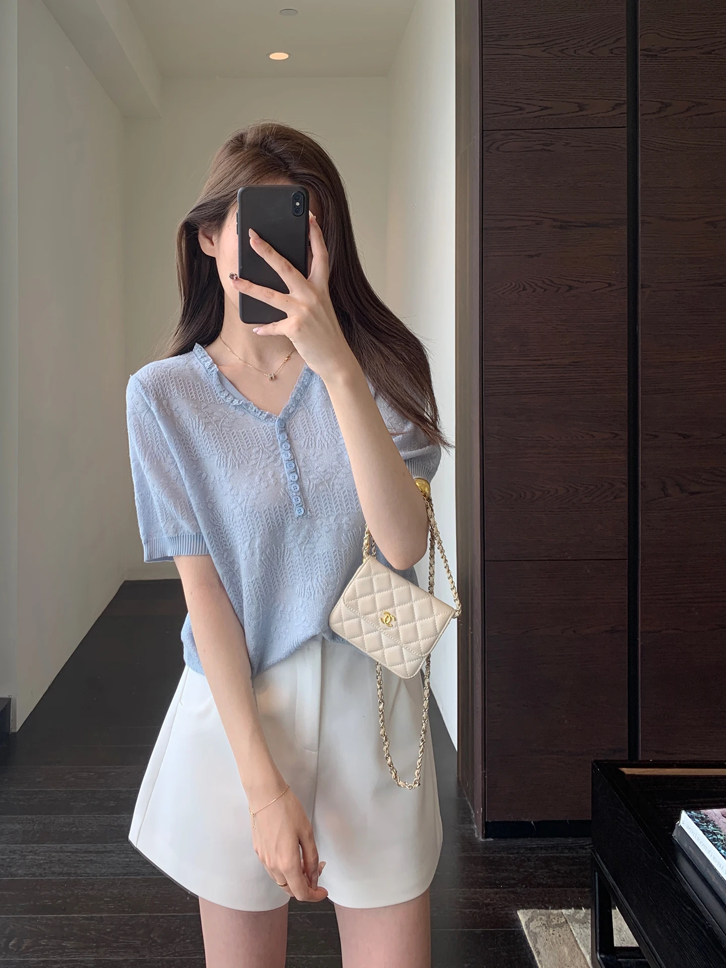 

Женский вязаный топ AMR UU с коротким рукавом, с объемной вышивкой, эффект охлаждения, весна-лето, новый стиль, мягкий, с V-образным вырезом и пуговицами