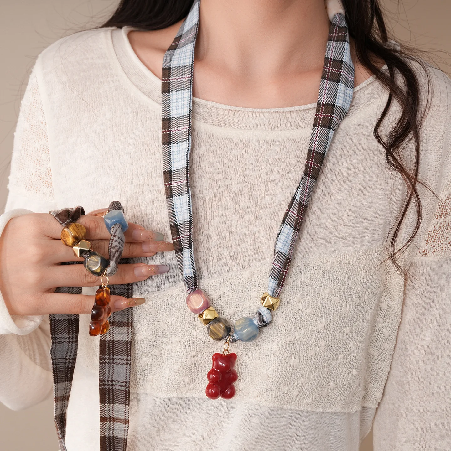 

Lovely Resin Bear Pendant Necklaces Plaid Print Cloth Sweater Chain Smuding Acrylic Beaded Neck Chain Birthday Gift for Friends