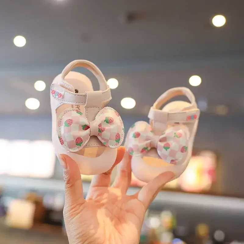 

Girls Sandals Toes Capped Non-slip Kids Walking Shoes Cute Strawberry Bows 2025 Summer New Baby Beach Shoes T-strap Soft Sole