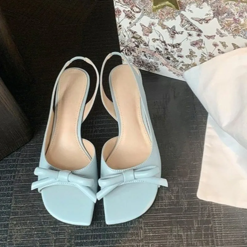 Französische Schleifen-Rückensandalen für Damen – Sommer 2026 Neuheit: Elegante Trapez-Zehenpartie, offene Zehen, hohe Absätze