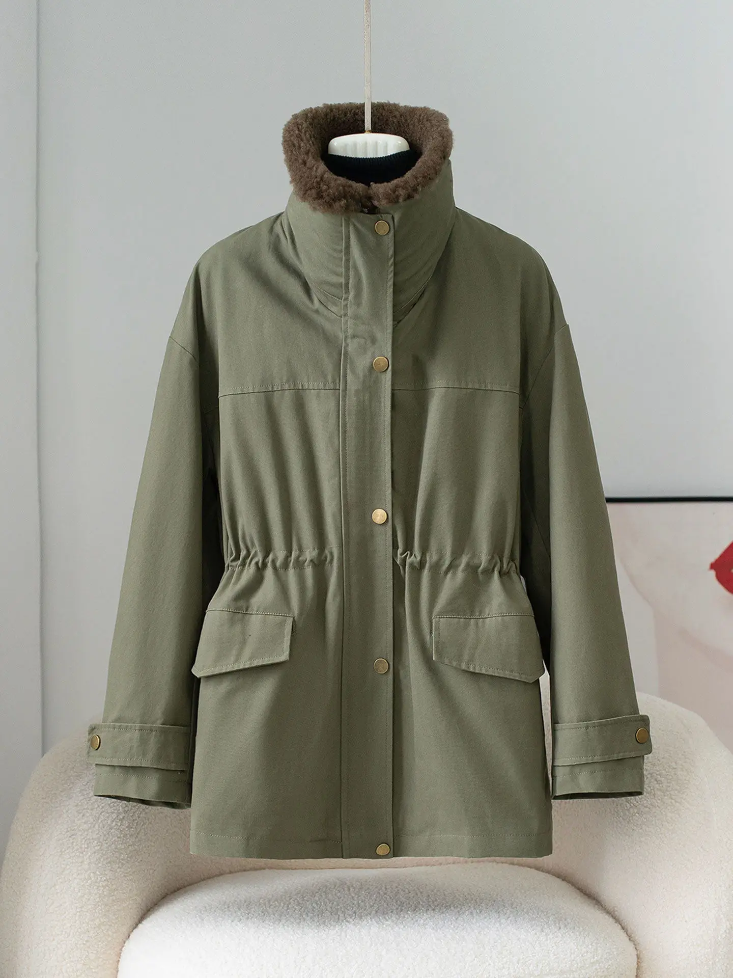 معطف فرو شتوي جديد 2025 برقبة صوف مع بطانة سفلية للسيدات، طراز قصير، ومعطف أنيق وشبابي