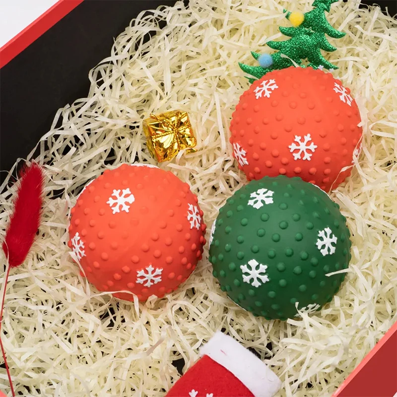 คริสต์มาสของเล่นสุนัข Squeaky Chewing Balls รูปแบบเกล็ดหิมะ Xmas Stab Ball ทําความสะอาดฟันของเล่นสัตว์เลี้ยง High Bounce Balls