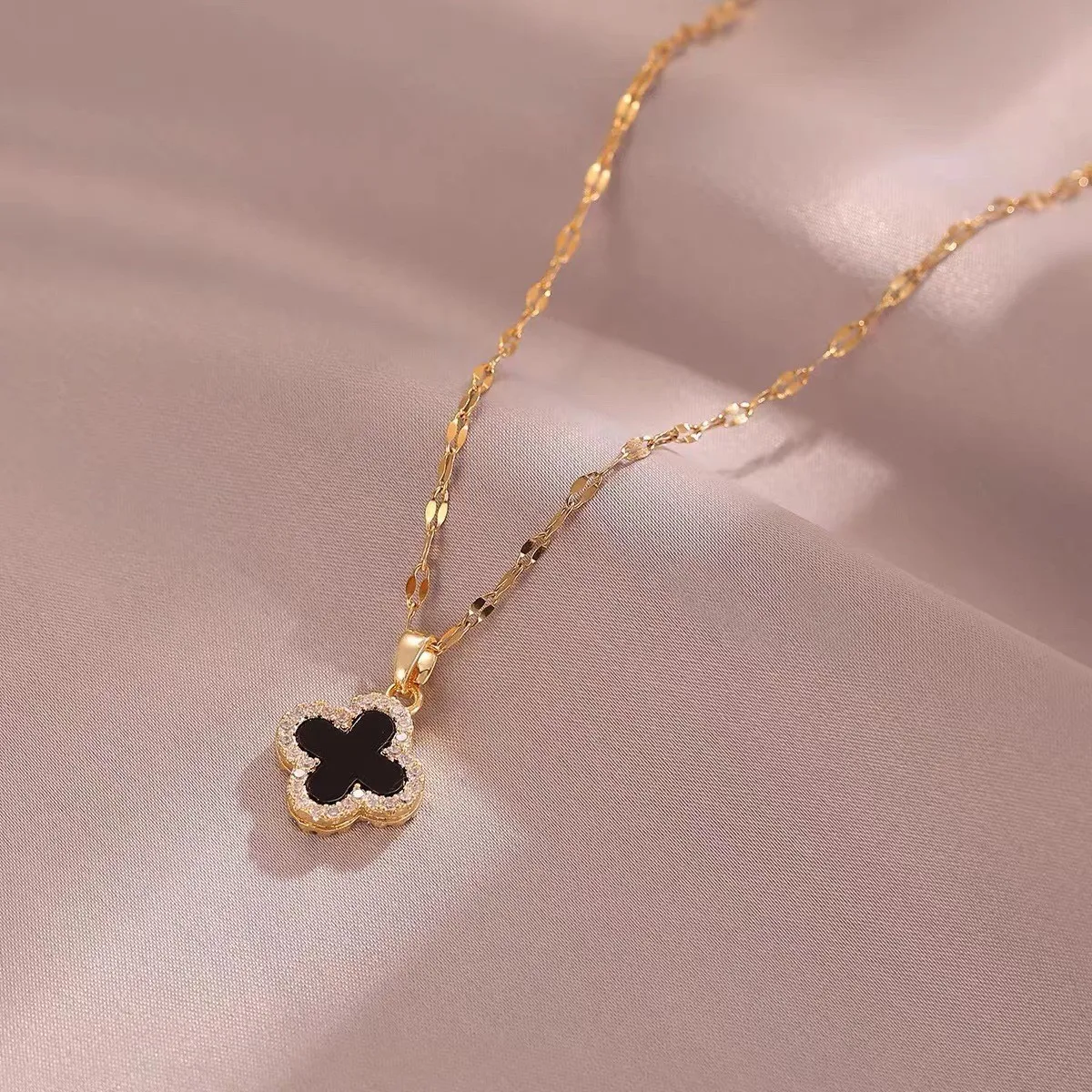 

A sweater chain for women's autumn and winter fashion, a delicate and elegant style necklace, light luxury