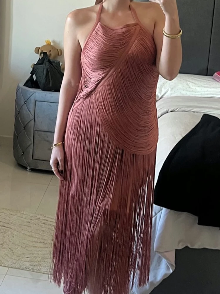 Sukienka maxi w stylu vintage, ceglowy czerwony kolor, z frędzlami, wiązana na szyi, bez rękawów, z długimi frędzlami, suknia wieczorowa na studniówkę, bal, imprezy taneczne i inne wydarzenia.