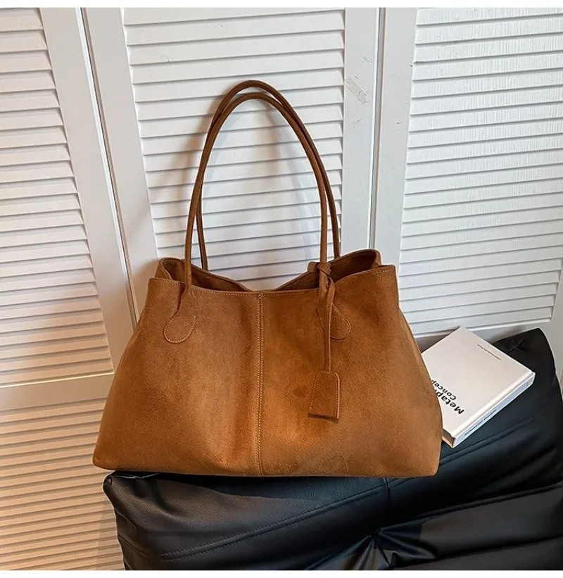 Damen-Schultertasche aus braunem Kunstwildleder, Lässiger Minimalistischer Stil für Tägliche Aufgaben, Wochenendausflüge & Alltägliche Arbeitshandtasche – Detail 28