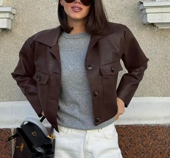 

Женская куртка, осень 2024, новый мотоциклетный стиль, модная и модная облегающая кожаная куртка с лацканами и длинными рукавами для женщин