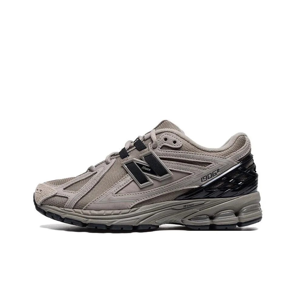 

New Balance NB 1906R – удобные, универсальные, низкопрофильные повседневные кроссовки для мужчин и женщин в серо-коричневом цвете.