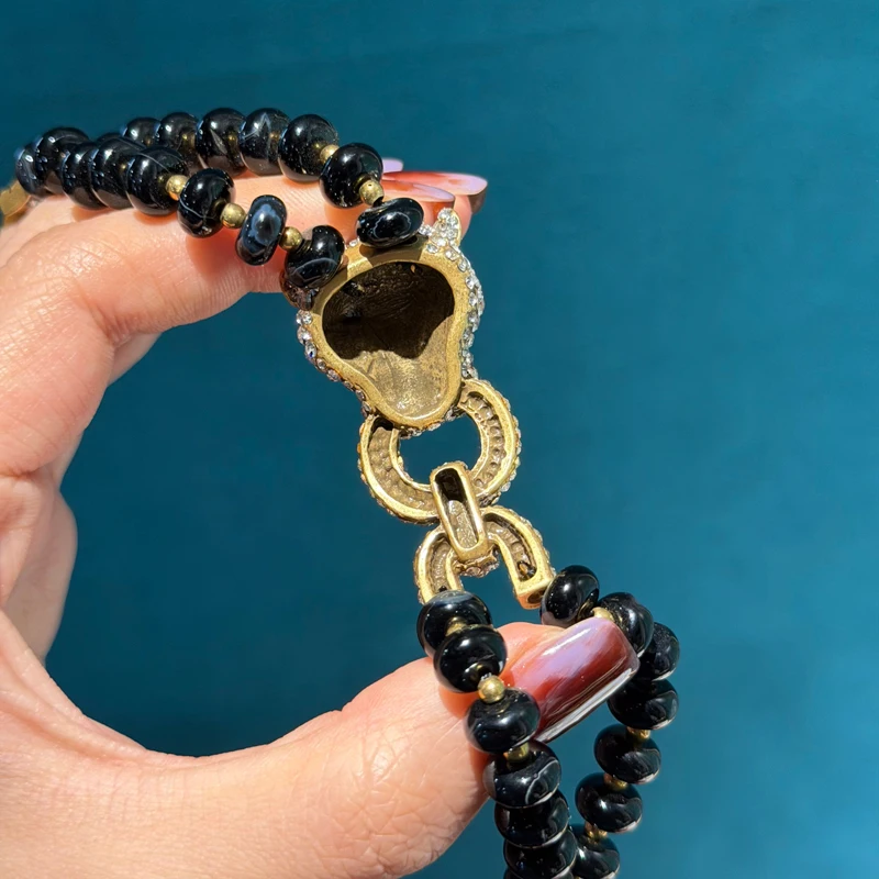 

Винтажный браслет с подвеской в виде головы леопарда, черный, с зелеными глазами, многослойные бусины, роскошные аксессуары для женщин, новинка 2026 года, трендовый дизайн.