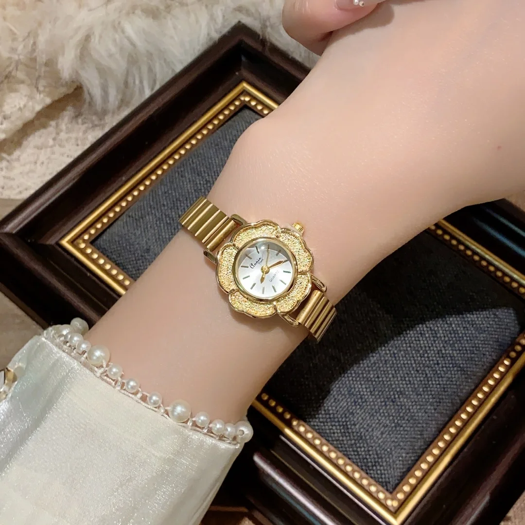 ساعة ريترو كاميليا جولد للنساء بمينا صغير وحزام من الفولاذ المقاوم للصدأ وساعات كوارتز ساعة يد عصرية هدية