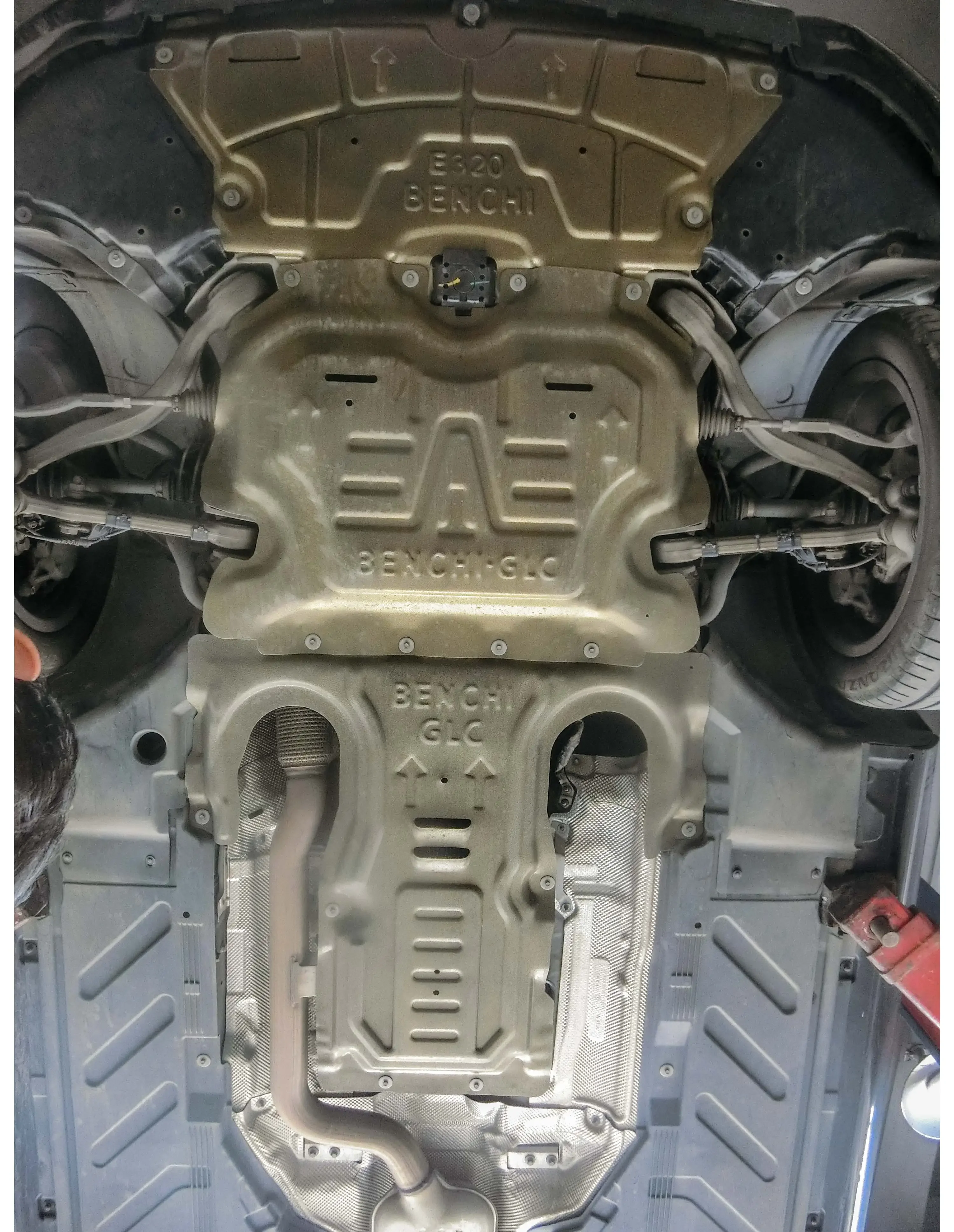 メルセデスベンツE320L用マンガン鋼製エンジンガード保護装置、エンジンボンネット、エンジンシールド、カーアクセサリー