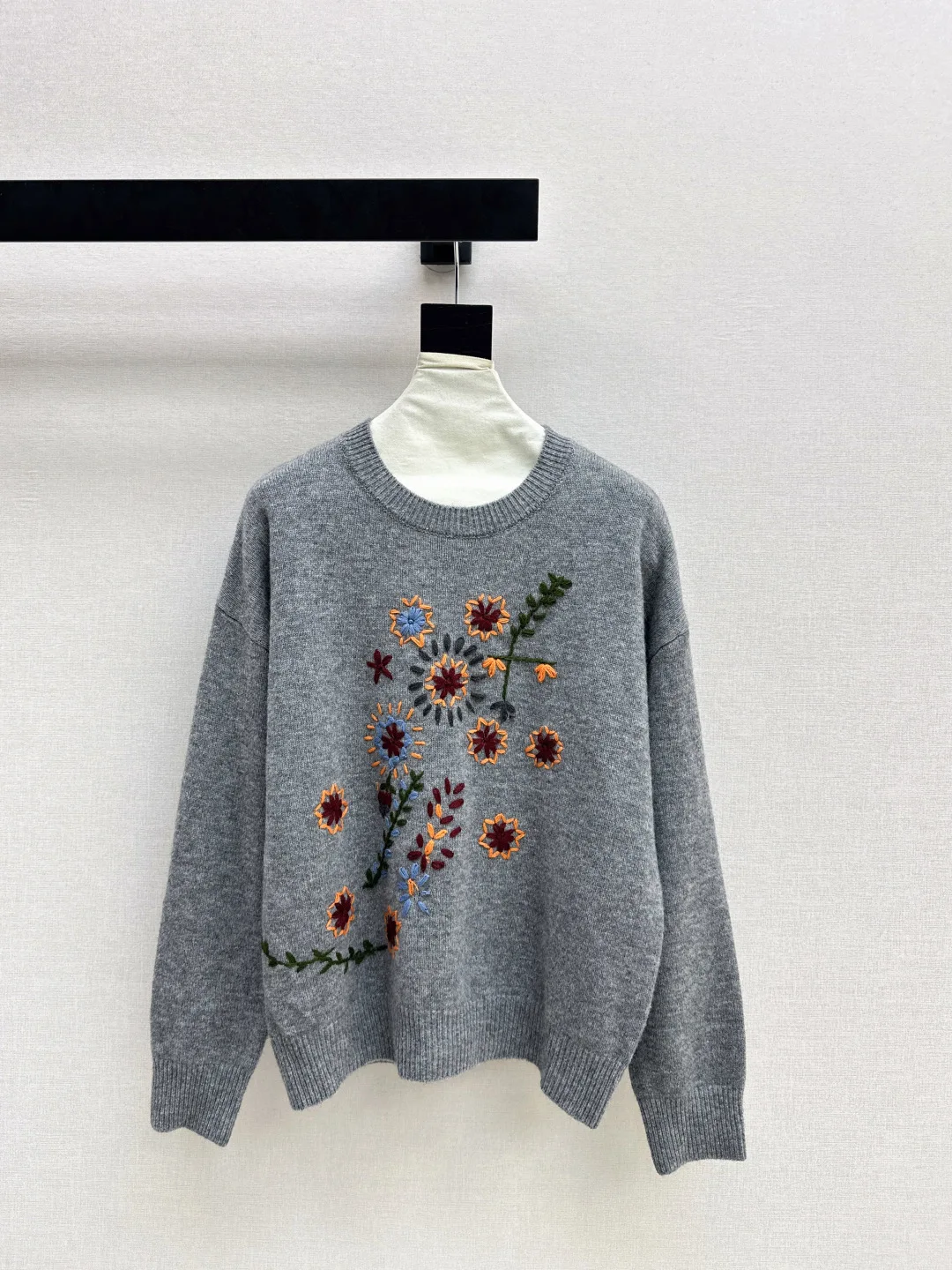 Nova Coleção Primavera 2026: Suéter Feminino de Lã Tricotado Cinza com Gola Redonda e Manga Longa, Bordado Floral de Alta Costura