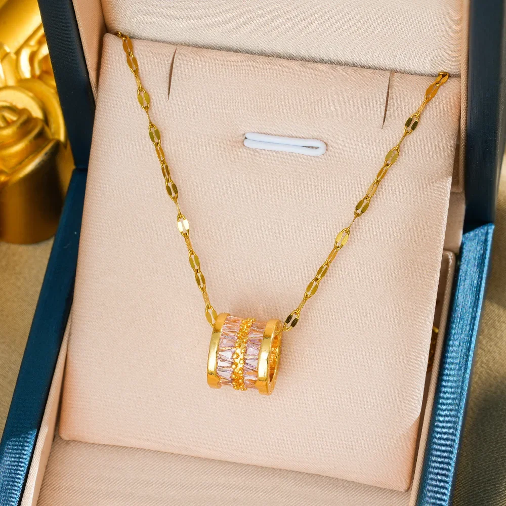 Accesorio de cadena de clavícula con incrustaciones de diamantes, collar de acero de titanio con cintura grande dorada