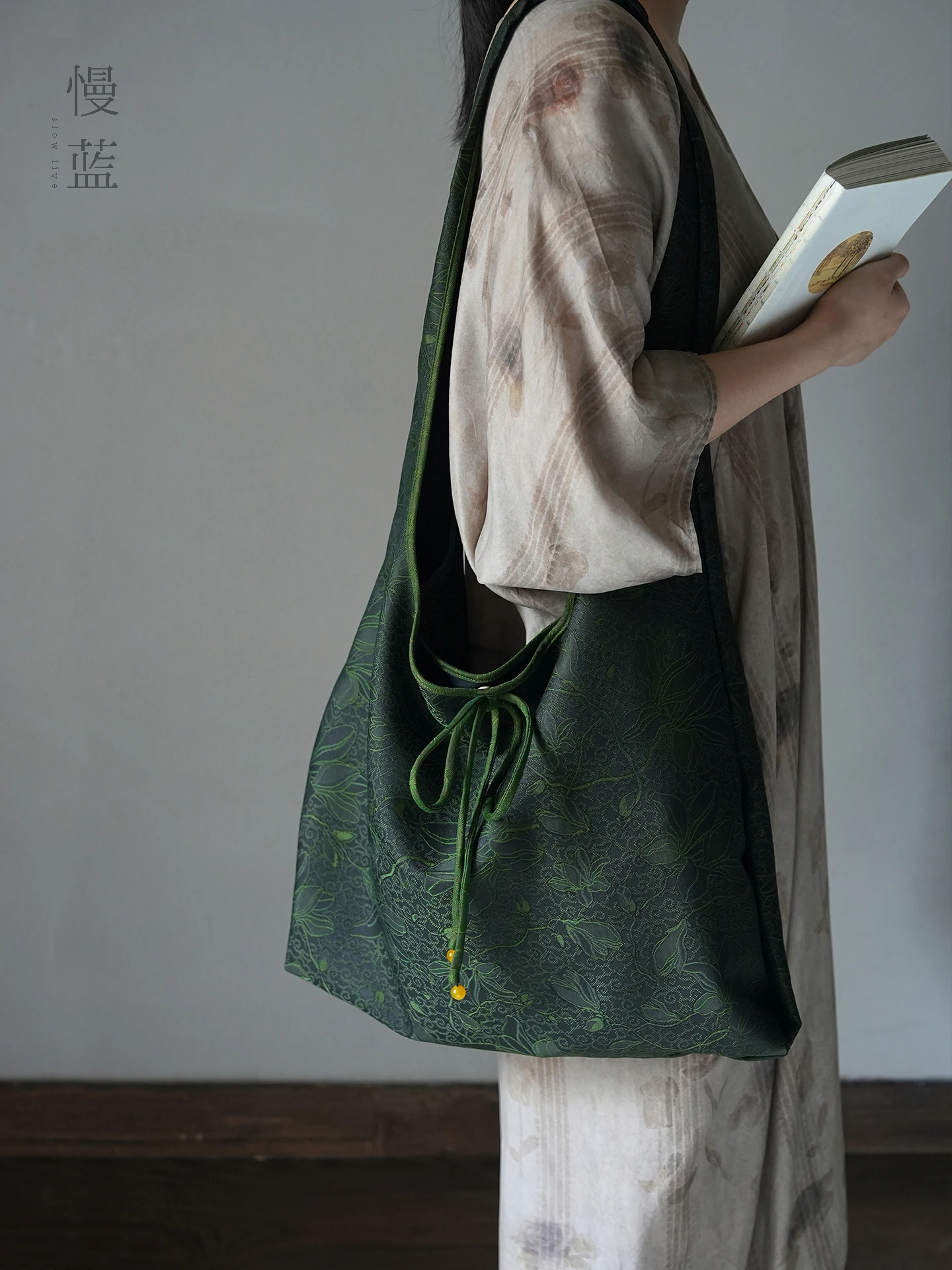 

Сумка через плечо Mlan Blue Wind, сумка-тоут из шелка Xiangyun, сумка для поездок на работу, вместительная сумка через плечо, художественная сумка в стиле Artistic Sle