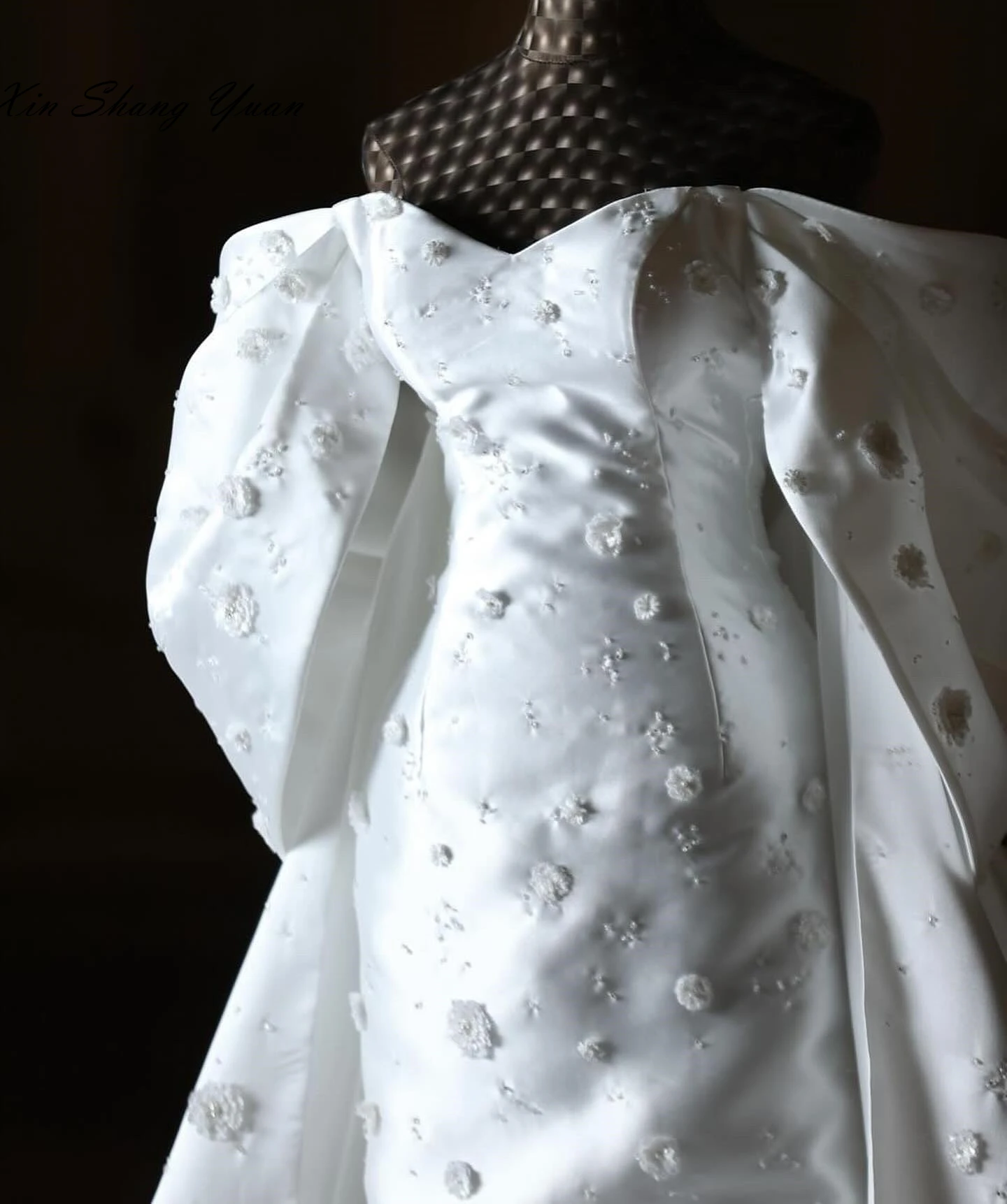 

Customized Evening Dress Classic White Satin Strapless Off the Shoulder Sleeveless Chapel Train Beading Appliques Prom Gowns