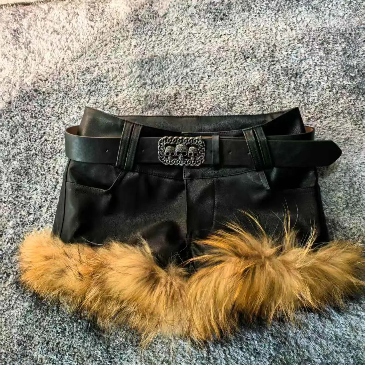

Новые женские шорты из искусственной кожи с эффектом пушистости и вставками, коллекция 2026 года