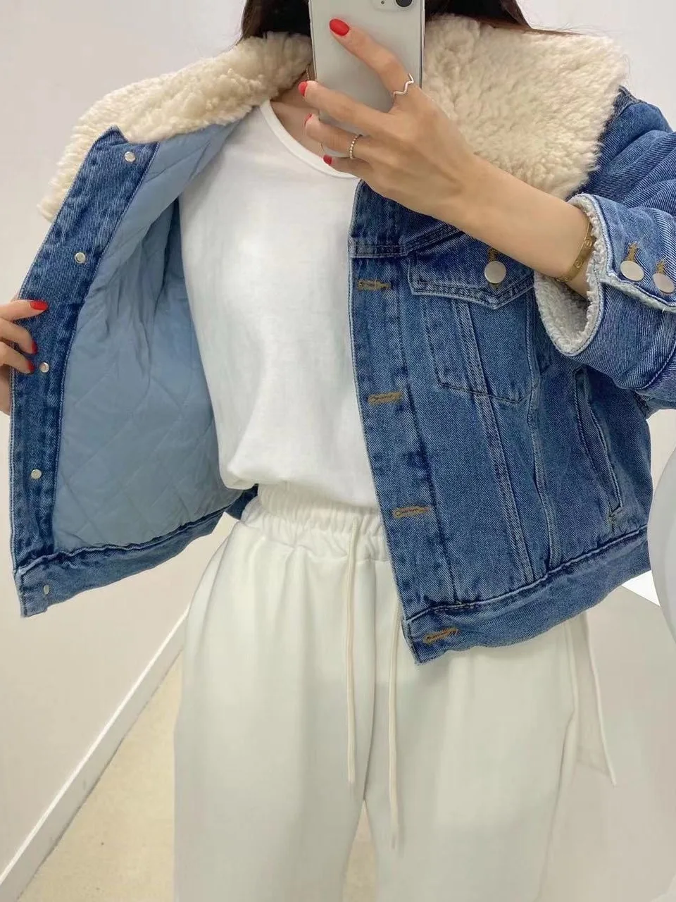 เสื้อโค้ทเดนิมผ้าฝ้ายแต่งปกขนแกะสไตล์เรโทรสุดชิคสำหรับผู้หญิง แฟชั่นฤดูหนาว อุ่นสบาย ปกใหญ่ ทรงสลิม