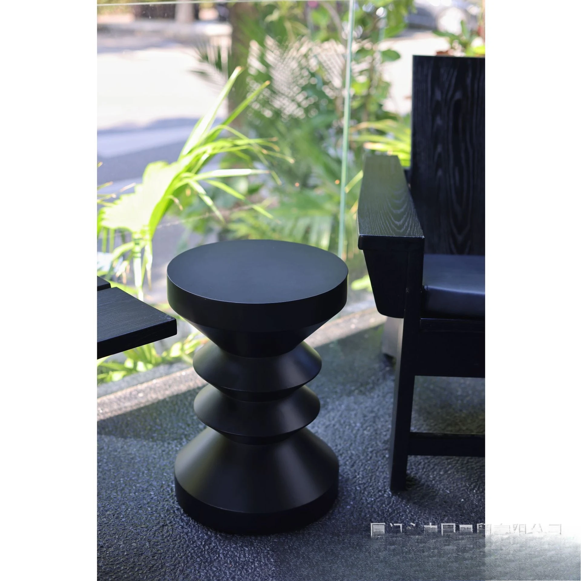 

Black geometric edges, a few corners, a few metal texture, extremely simple art design, living room, cafe, modern