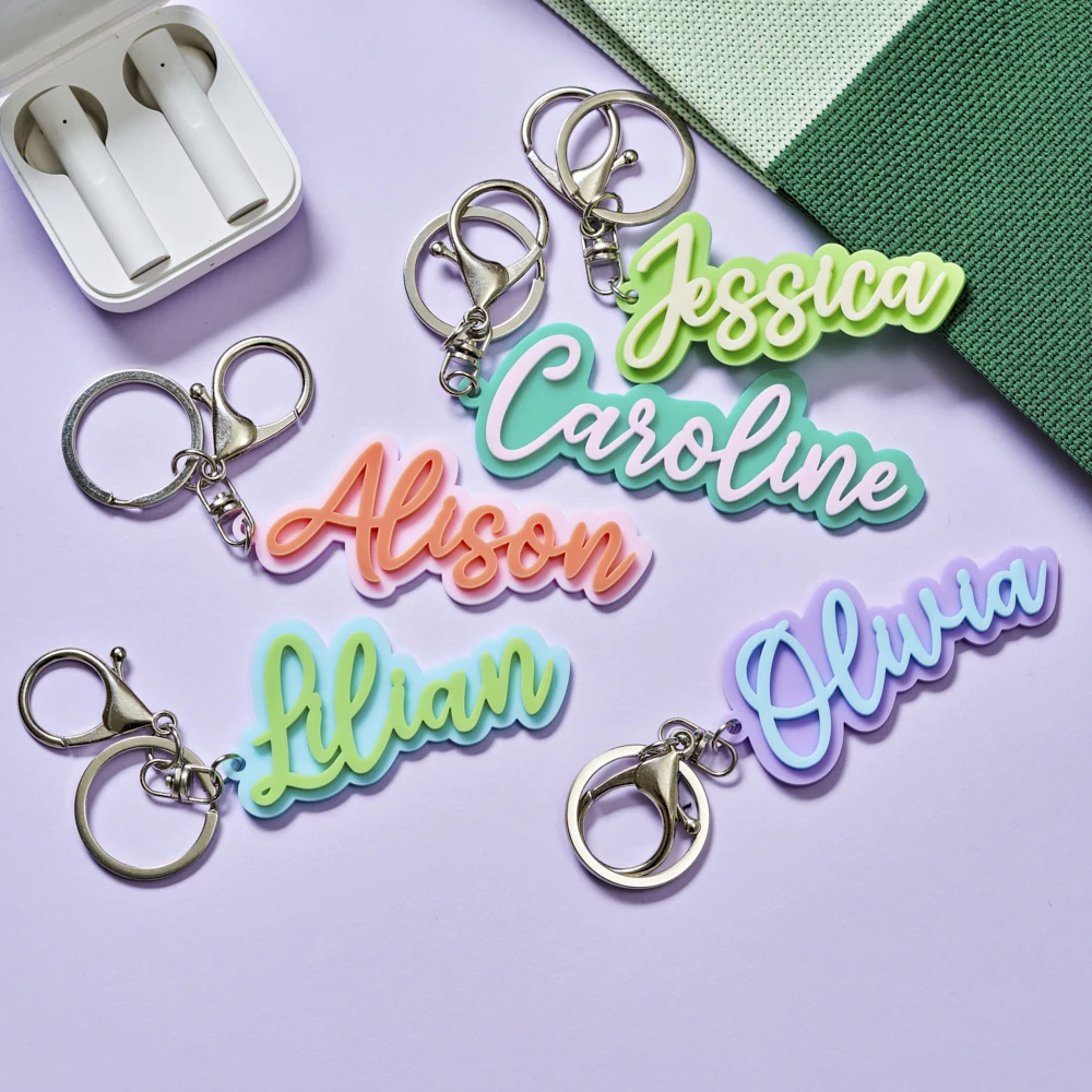 Porte-clés et breloque de sac en lettres acryliques multicolores personnalisés – Étiquette nominative personnalisée ; un accessoire élégant pour sacs à main, clés, etc.