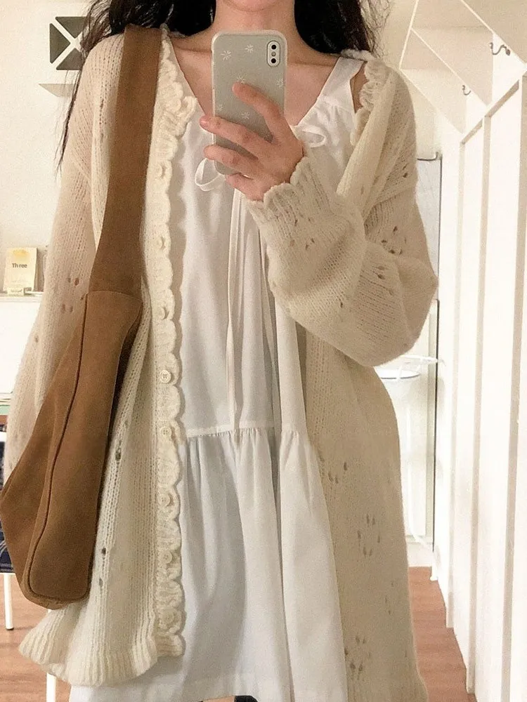 シックなクラウドエッジラウンドネックシングルボタン長袖ニットドレス女性の甘い若々しい中空刺繍春ドレス