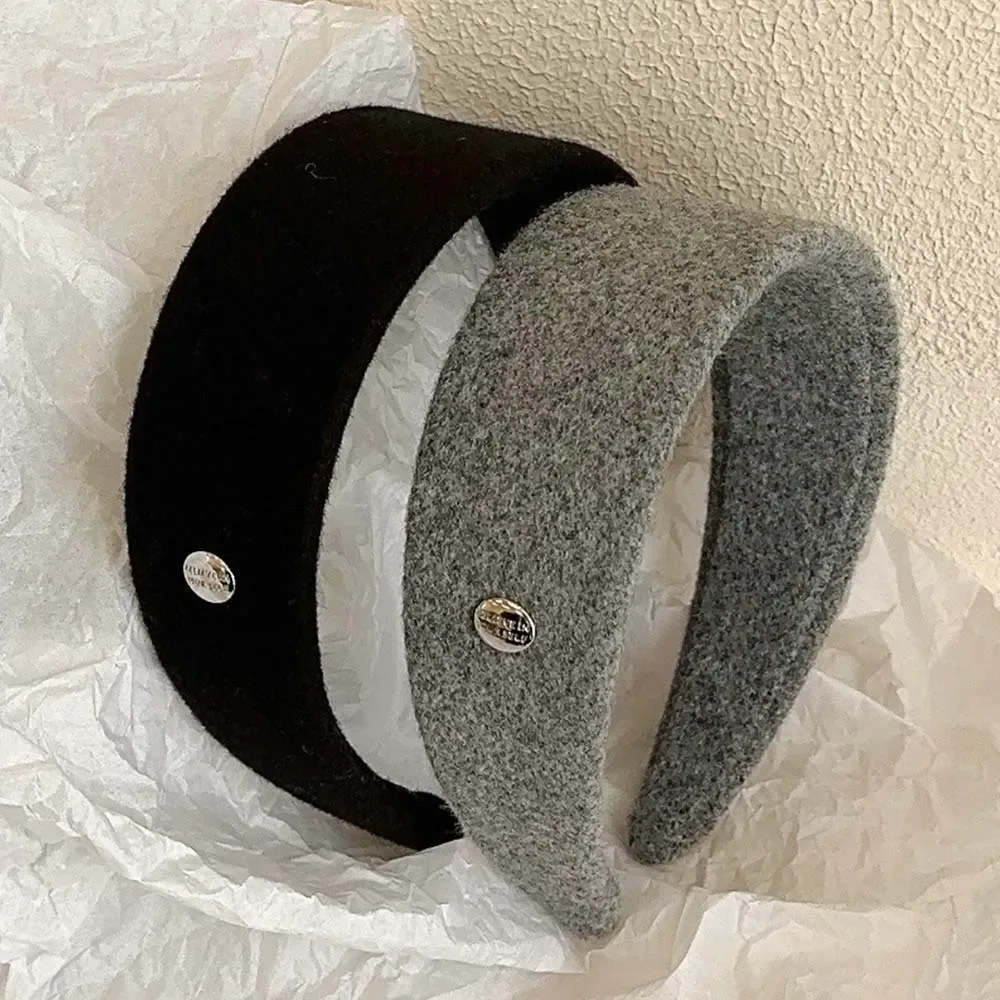 

Элегантная широкая повязка на голову из шерстяного войлока с серебряной эмблемой, мягкая на ощупь, в корейском стиле Донгдэмун, осенне-зимний аксессуар для волос