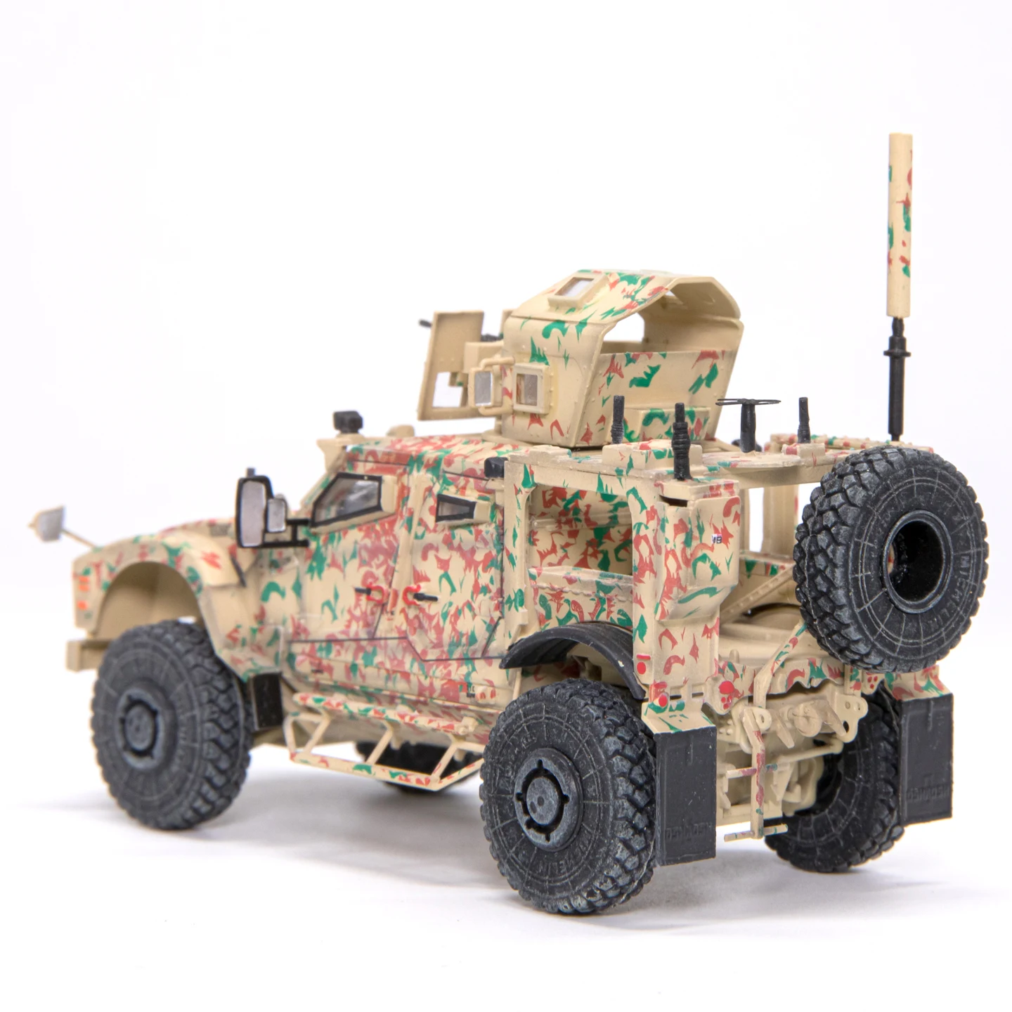 1: 72 T-M Ukrainian M-ATV model (650573 and 650687 randomly shipped) battlefield camouflage finished product model