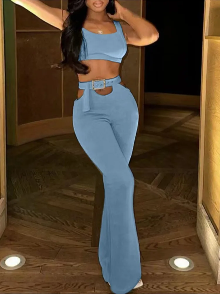 

Модный женский комплект в уличном стиле: сексуальный топ на бретелях с открытой спиной и облегающие микро-клеш брюки, комплект из двух предметов