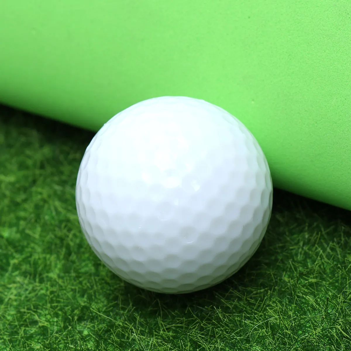 

4 шт. светодиодных светящихся мячей для гольфа, красные, розовые, зеленые, синие, подходят для игры ранним утром в сумерках