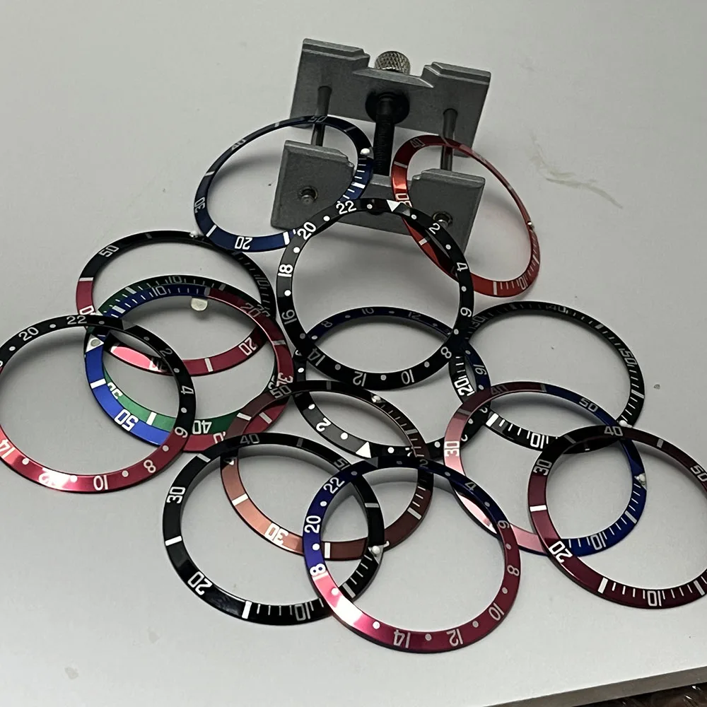 أدخل إطارًا من الألومنيوم باللون الأسود والأزرق والأخضر والأحمر مقاس 36 مم إلى ملحق حقيبة أوتوماتيكي مناسب للإطار