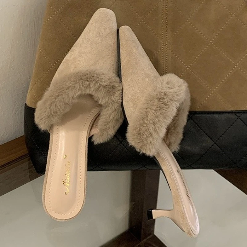 

Пушистые замшевые сексуальные тапочки на высоком каблуке, женские осенне-зимние шлепанцы с острым носком, женские теплые модные брендовые дизайнерские сабо, женские туфли
