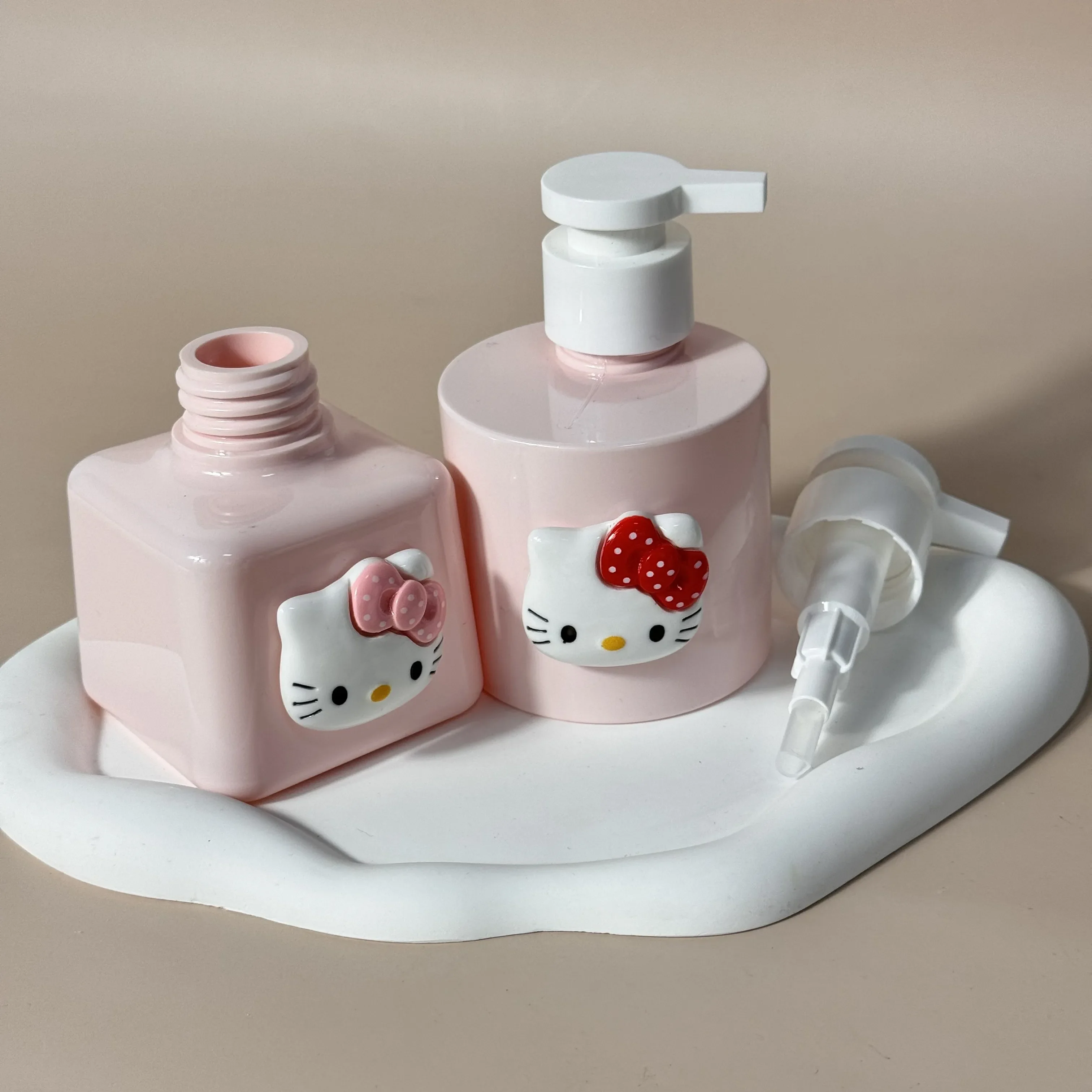 200/300 مللي سانريو مرحبا كيتي الكرتون المحمولة إعادة الملء مضخة موزع زجاجة Kawaii الحمام الصابون غسول الصحافة الحاويات