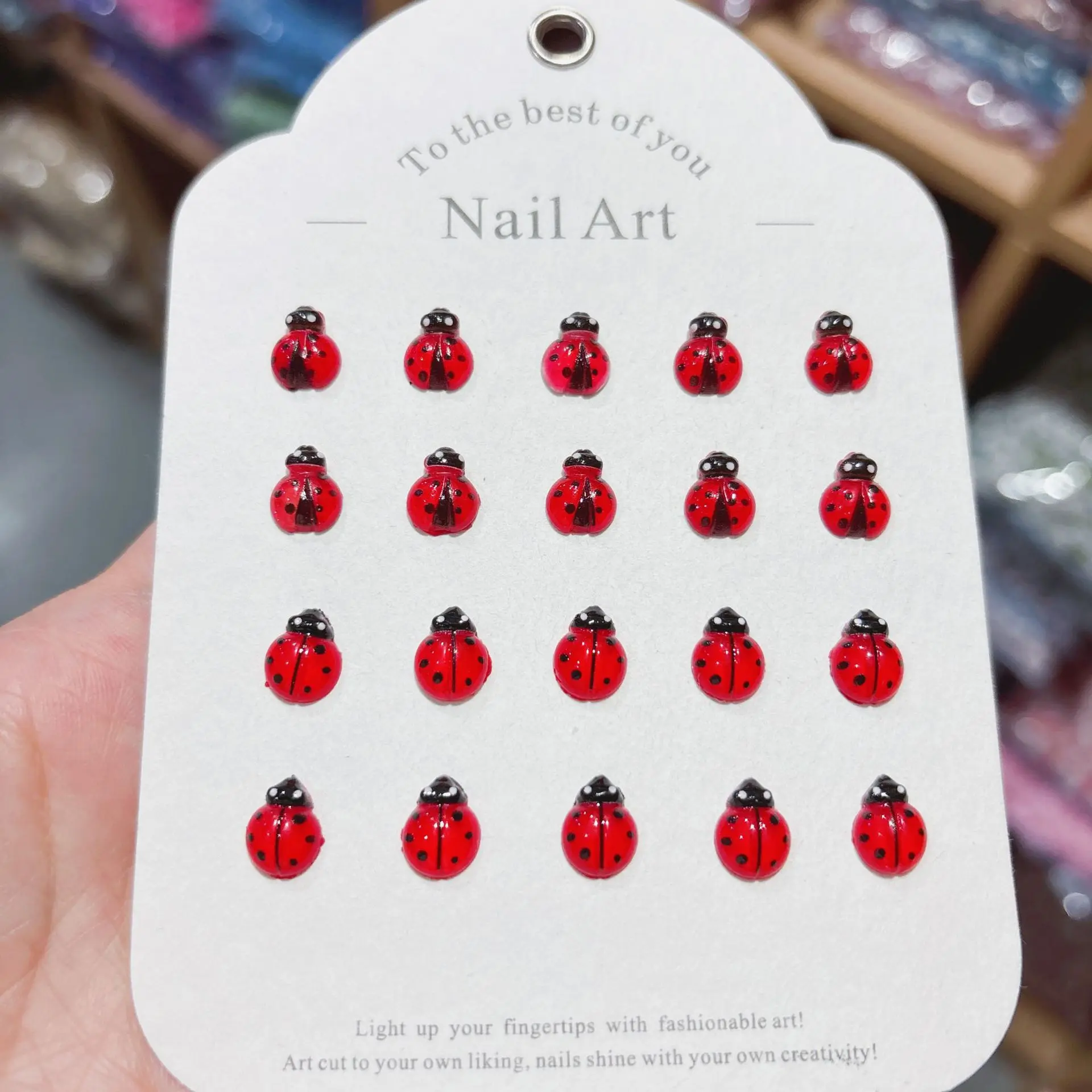 50 szt. Ozdób do paznokci w kształcie biedronki - trójwymiarowe czerwone żywiczne żuki do fantazyjnych manicure DIY