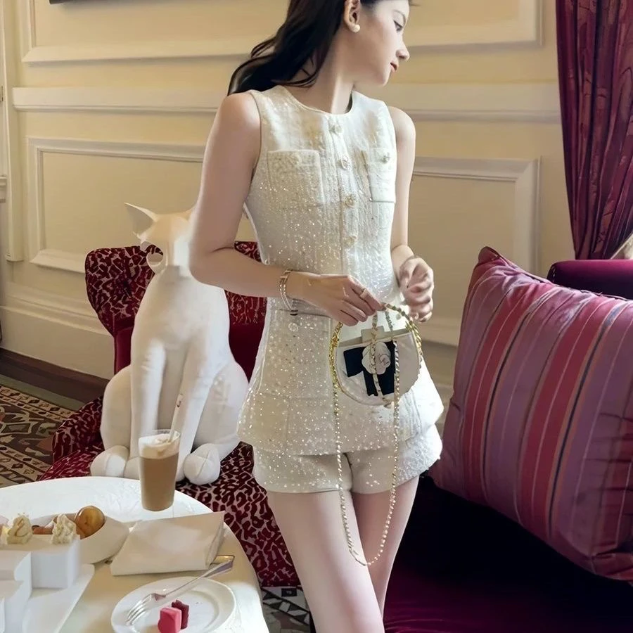 

Модный корейский комплект без рукавов для похудения, лето 2025: топ и шорты в стиле «Маленький аромат», комплект из двух предметов для женщин