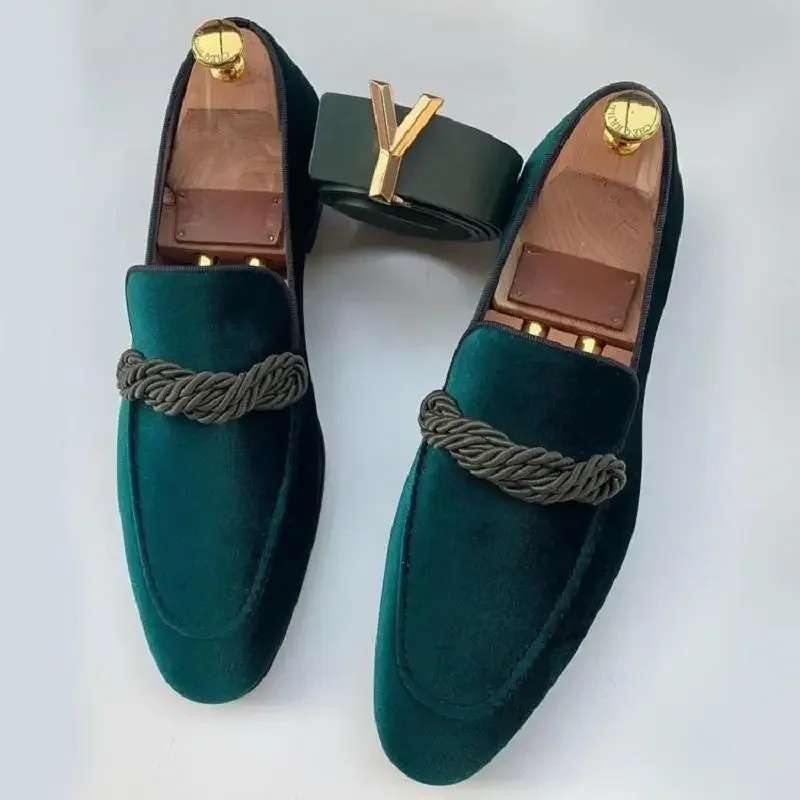 Fashionable Men Loafers Classic British Style Suede Deerskin Casual Dress Brooch Twisted Personality Small Leather Shoes 2024