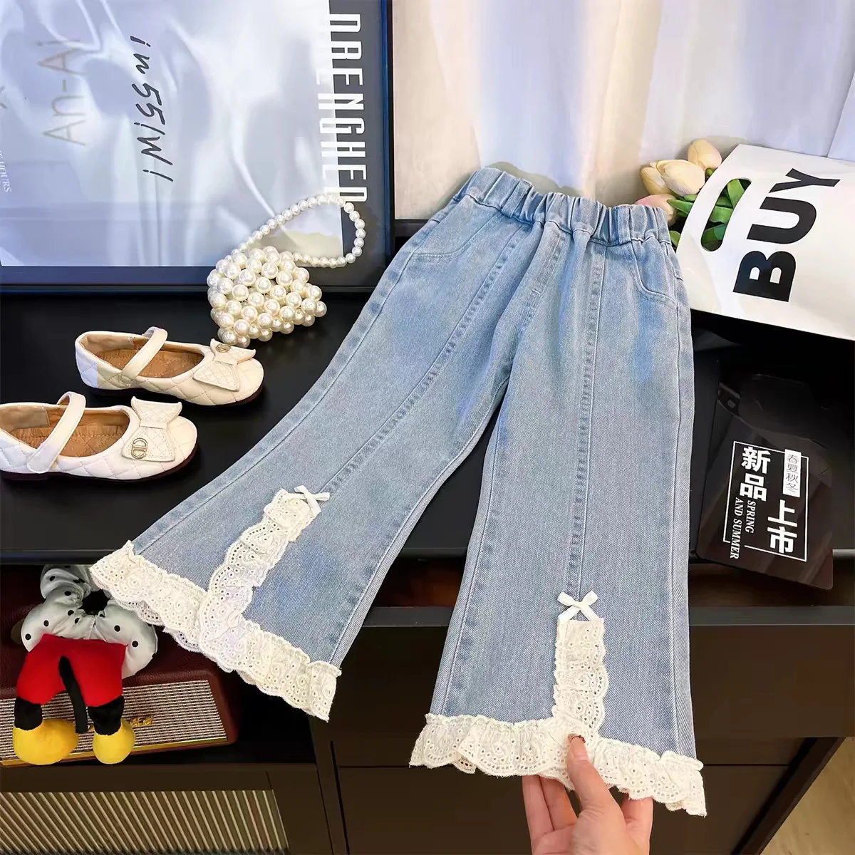 Mädchen-Set mit Schleifenbesatz, Spitzen-Patchwork-Oberteil & Jeans – 2-teiliges Freizeitoutfit mit Rüschenärmeln für Kleinkinder und Kinderkleidung für Mädchen – Detail 6