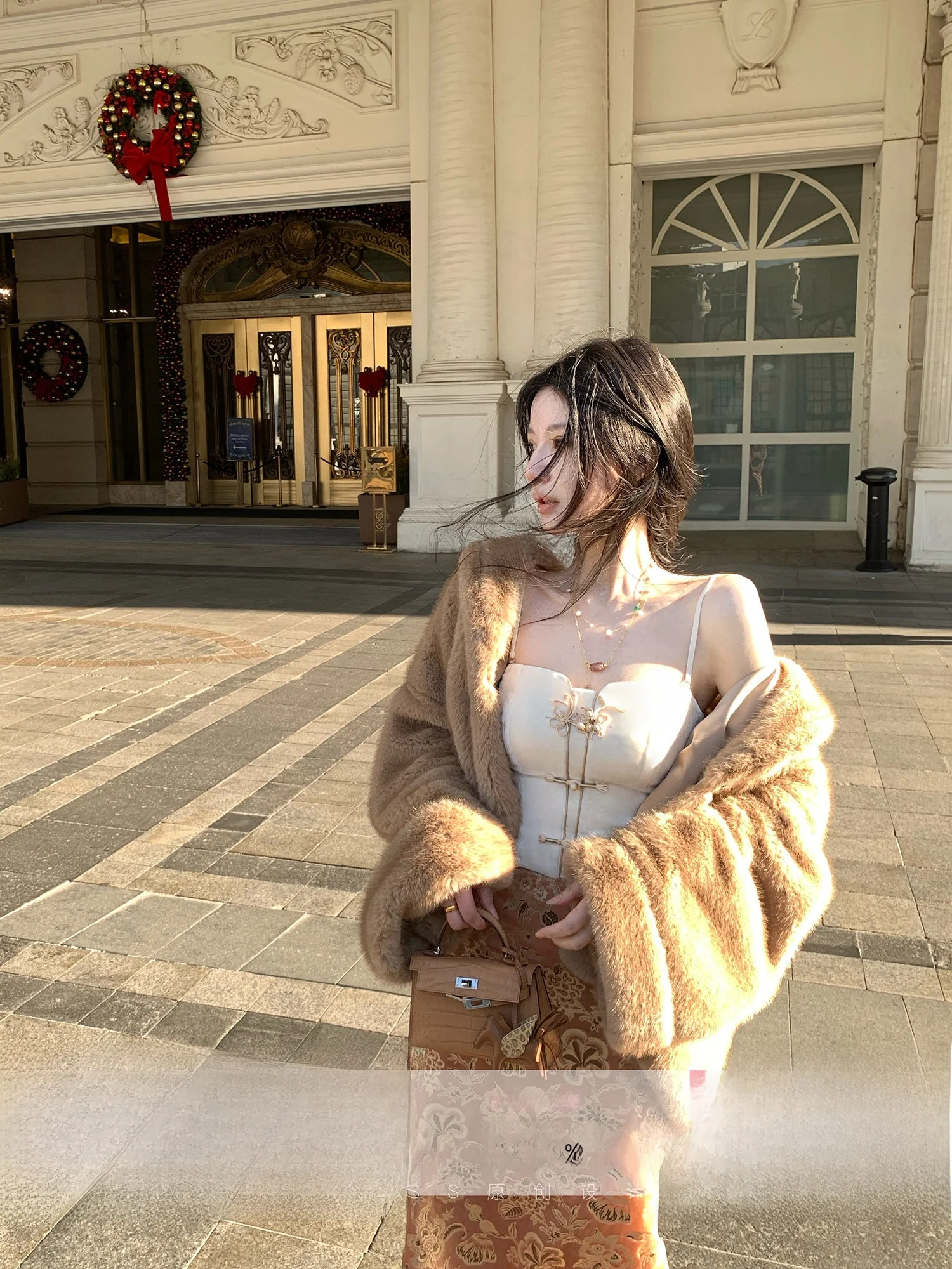 

New Chinese Sle Bla Gold Velvet Vest Strap Women's MOSS STUDIO Evening Kite Faionable ort Svel Top for Ladies