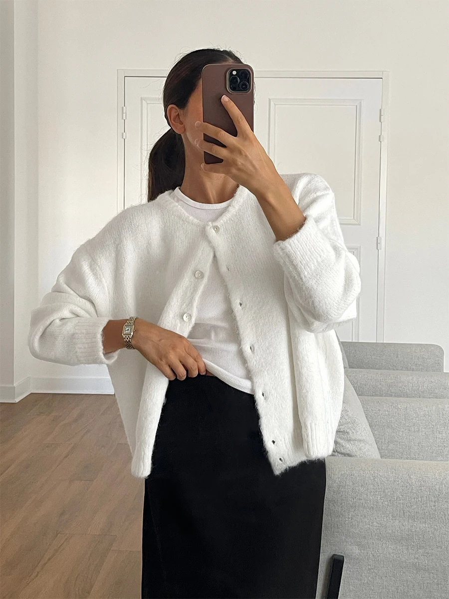 Bornladies Women's Soft and Sticky Cardigan 2026 New Series Round Neck Front Button Design Sweater Suitable for Outdoor Wear