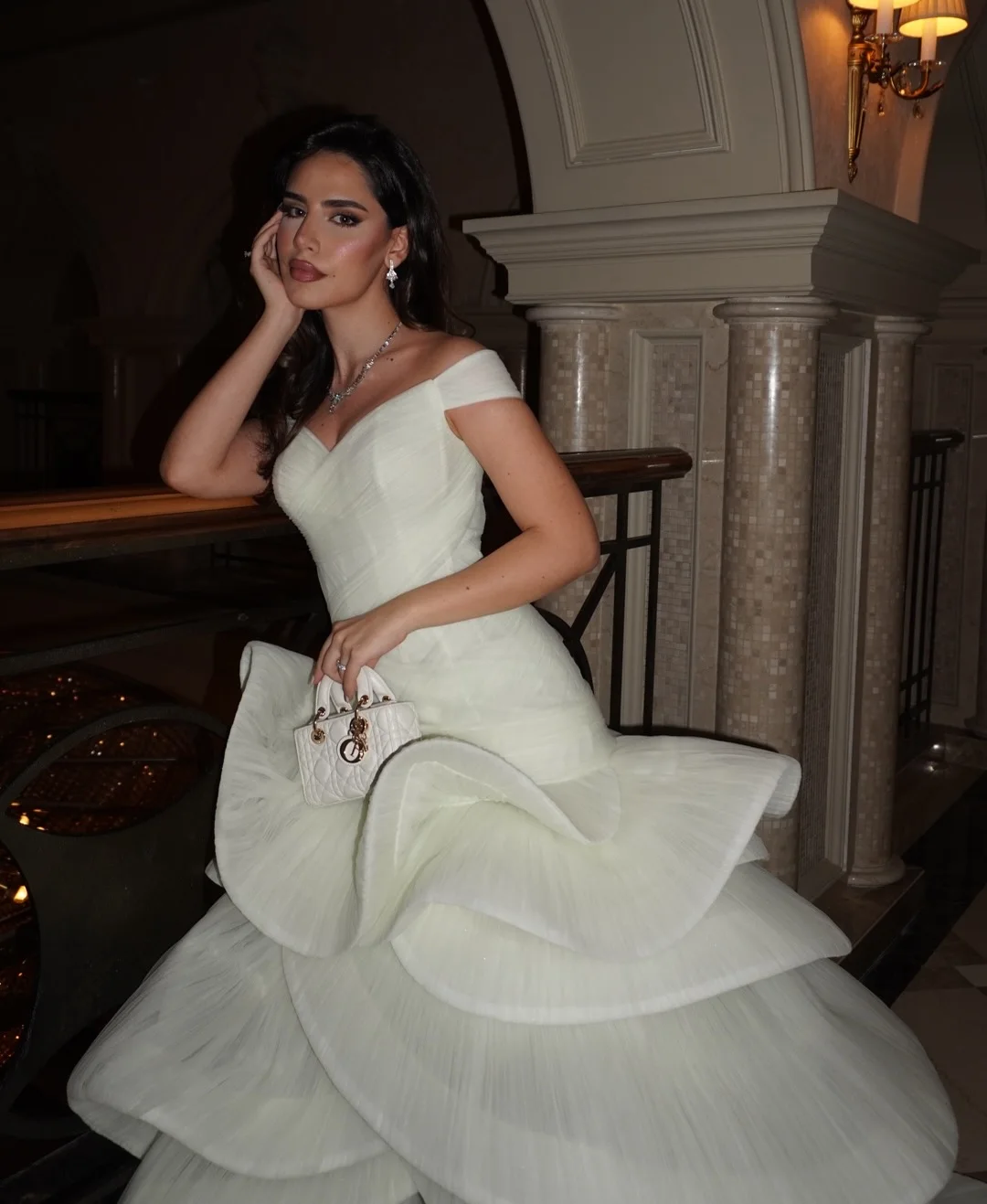 Meetlove بسيط مخصص عاري الكتفين ورقبة على شكل حرف v بدون أكمام طول الكاحل طيات بيضاء أنيقة للنساء للحفلات 2025