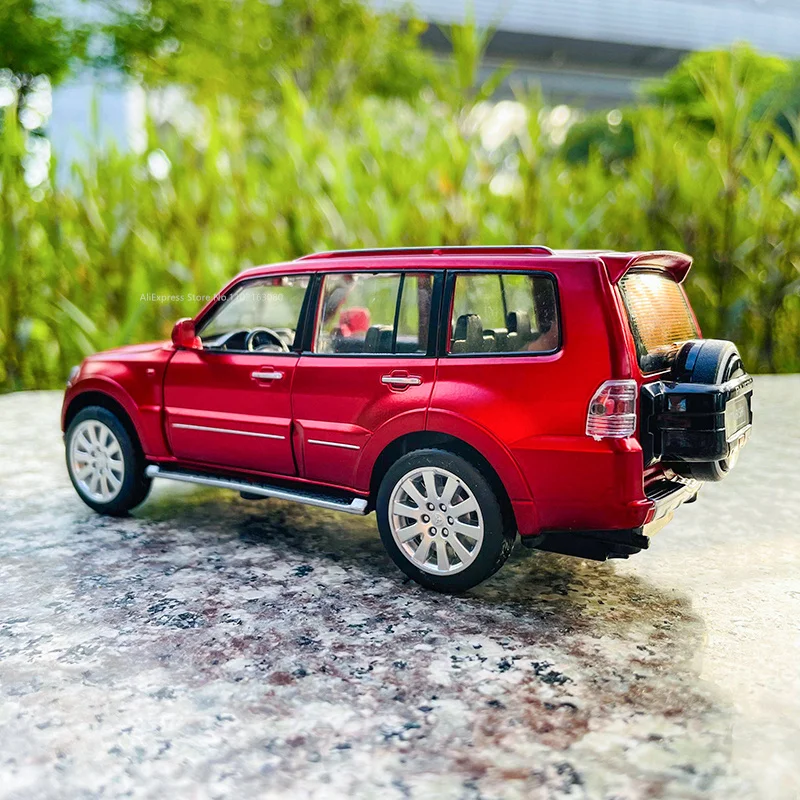 MSZ 1:33 Mitsubishi Pajero 4WD Turbo red alloy car model children\'s toy car die-casting with sound and light pull back function